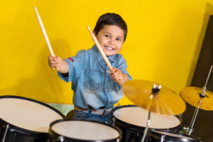 Bambino alla batteria