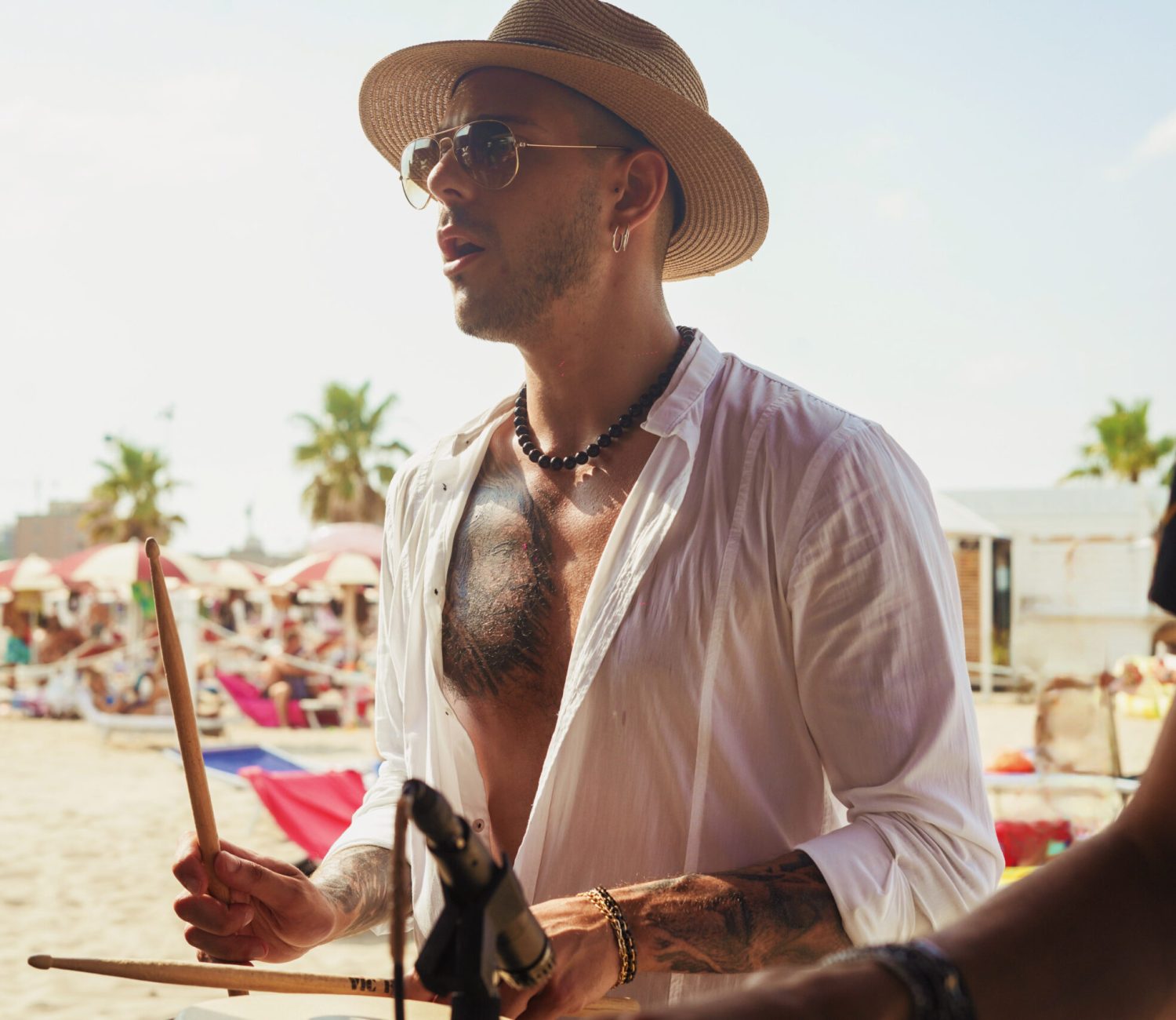 Percussionista mentre suona in spiaggia