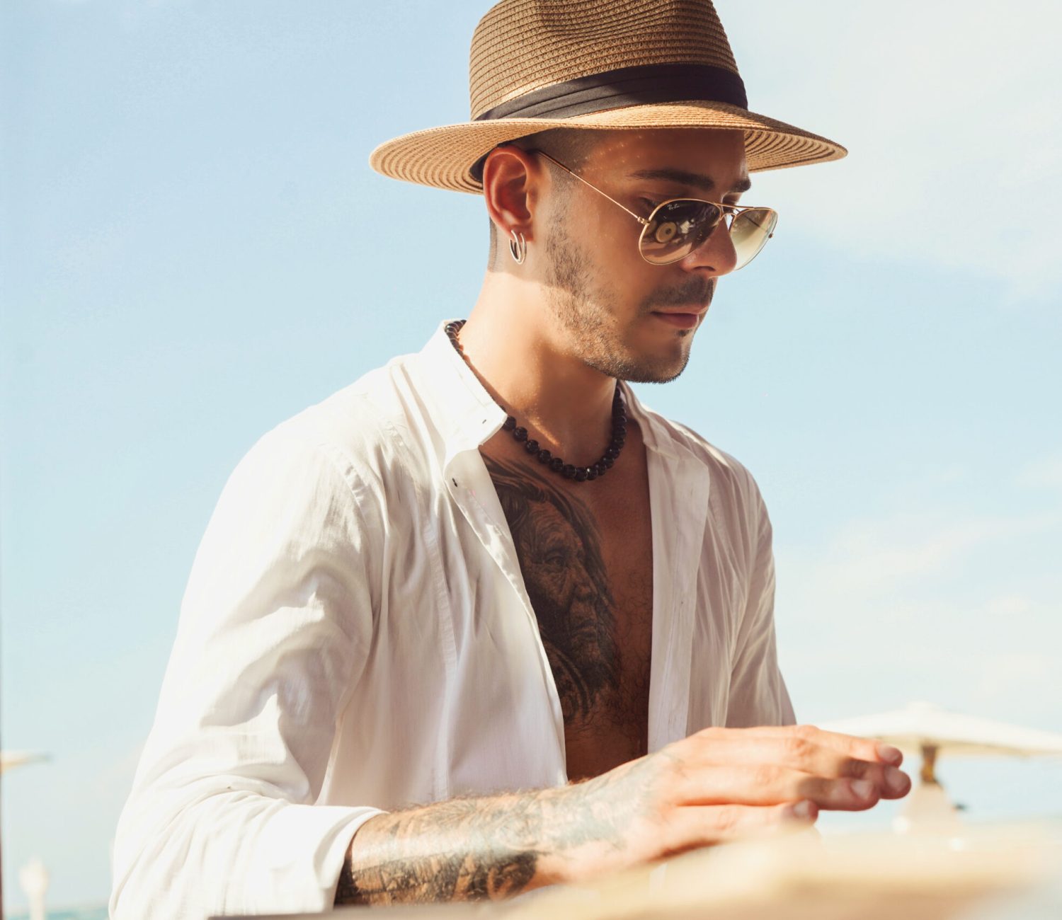Dj e percussioni in spiaggia
